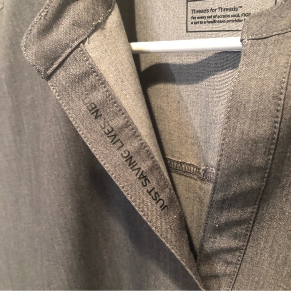 FIGS Graphite Rafaela Oversized Sleeveless Scrub Top Size Medium - Picture 6 of 13